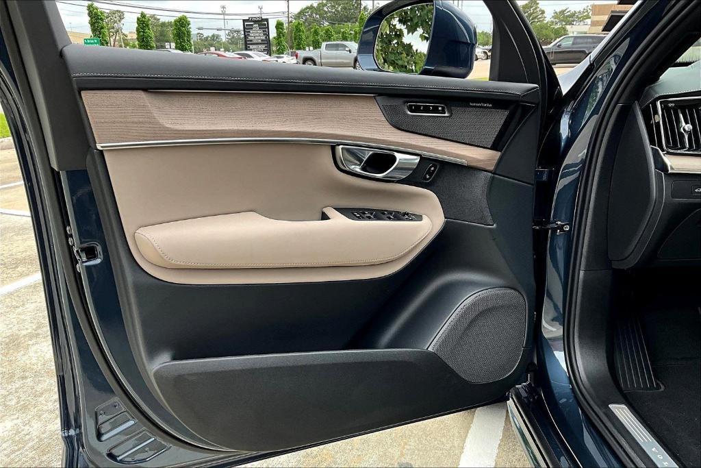 new 2025 Volvo XC90 car, priced at $61,905