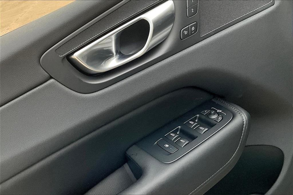new 2025 Volvo XC60 car, priced at $52,060