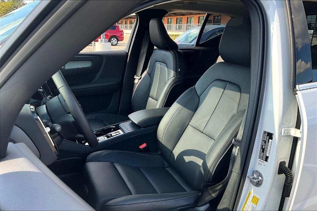 new 2025 Volvo XC40 car, priced at $40,065