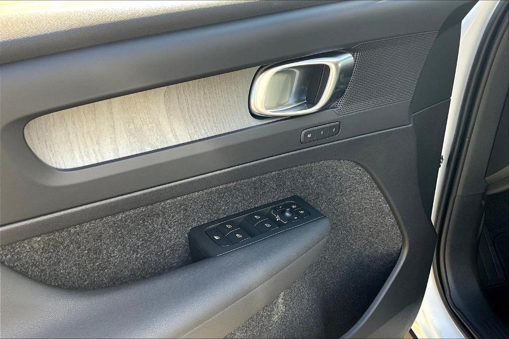 new 2025 Volvo XC40 car, priced at $40,065