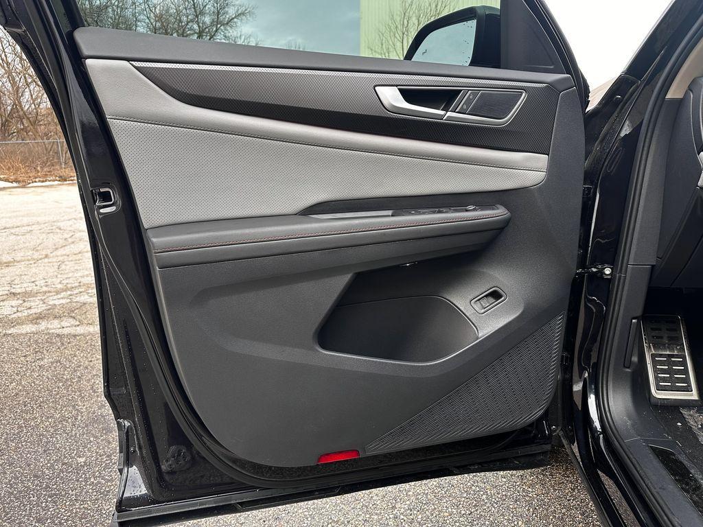 new 2025 Volkswagen Atlas car, priced at $45,604