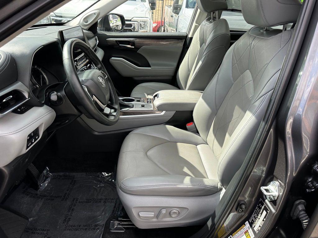 used 2022 Toyota Highlander car, priced at $42,995