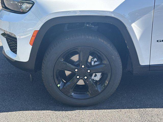 new 2025 Jeep Grand Cherokee car, priced at $40,915