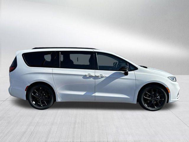 new 2024 Chrysler Pacifica car, priced at $40,295