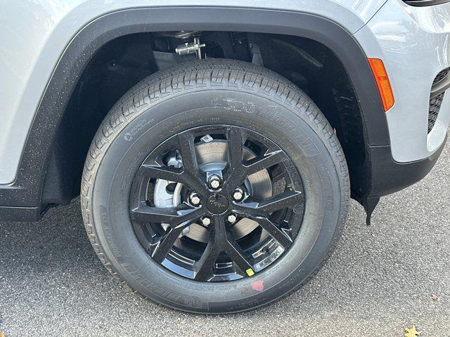 new 2025 Jeep Grand Cherokee car, priced at $37,730