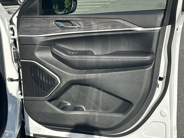 new 2025 Jeep Grand Cherokee car, priced at $42,915