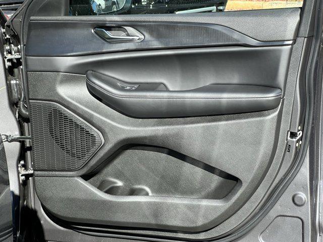 new 2025 Jeep Grand Cherokee car, priced at $37,730