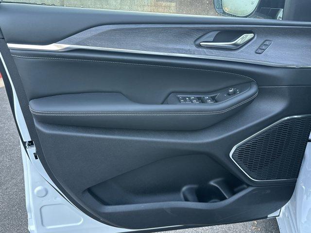 new 2025 Jeep Grand Cherokee car, priced at $49,490