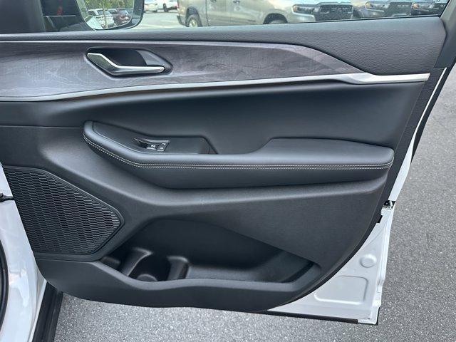 new 2025 Jeep Grand Cherokee car, priced at $39,140