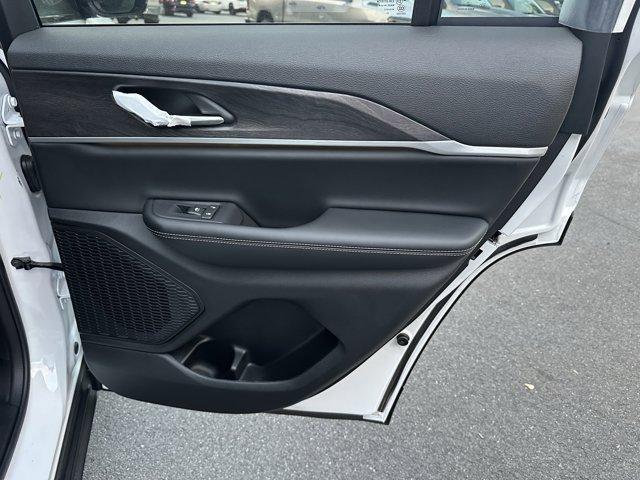 new 2025 Jeep Grand Cherokee car, priced at $39,140