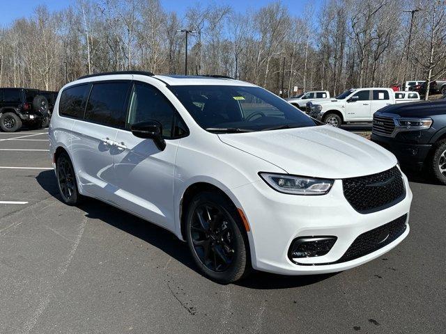 new 2024 Chrysler Pacifica car, priced at $42,295