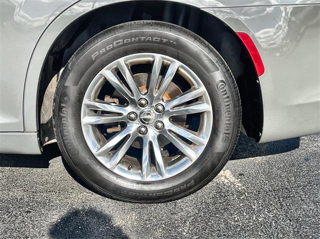 used 2019 Chrysler 300 car