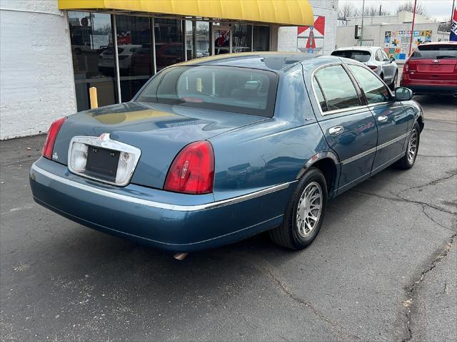 used 2001 Lincoln Town Car car, priced at $8,995