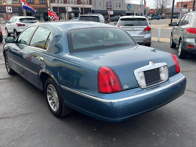 used 2001 Lincoln Town Car car, priced at $8,995