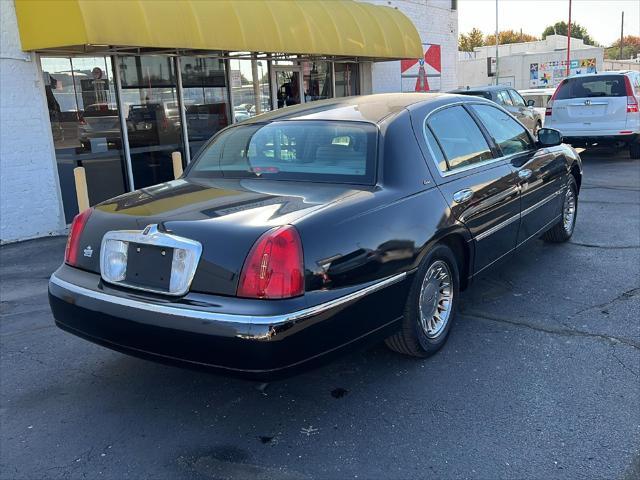 used 2001 Lincoln Town Car car, priced at $12,995