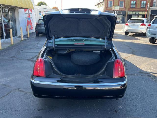 used 2001 Lincoln Town Car car, priced at $12,995