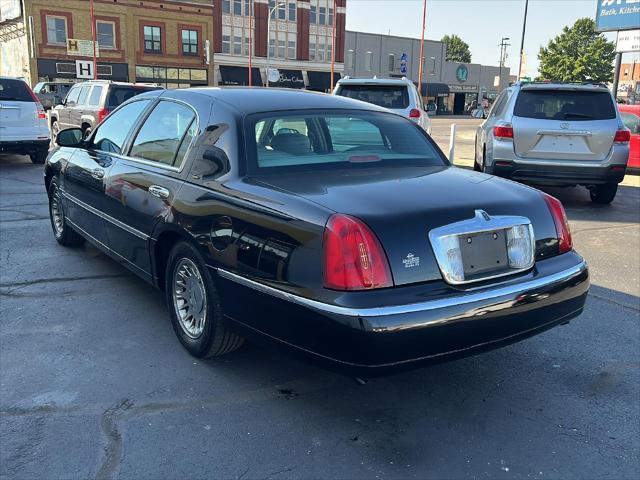 used 2001 Lincoln Town Car car, priced at $12,995