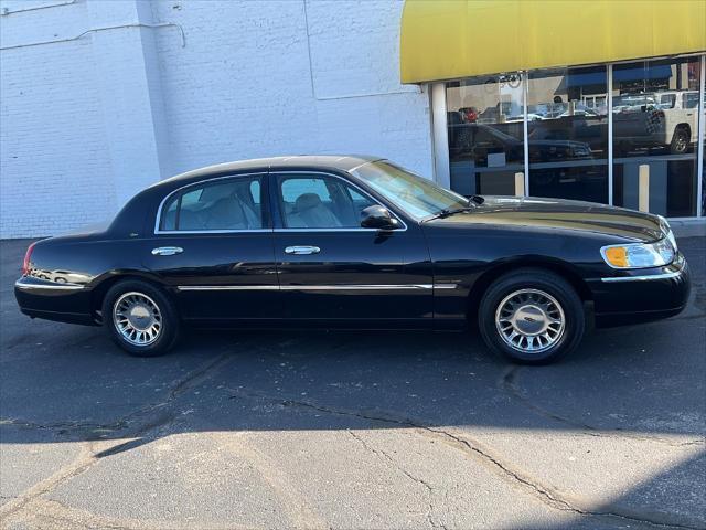 used 2001 Lincoln Town Car car, priced at $12,995