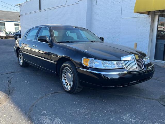 used 2001 Lincoln Town Car car, priced at $12,995