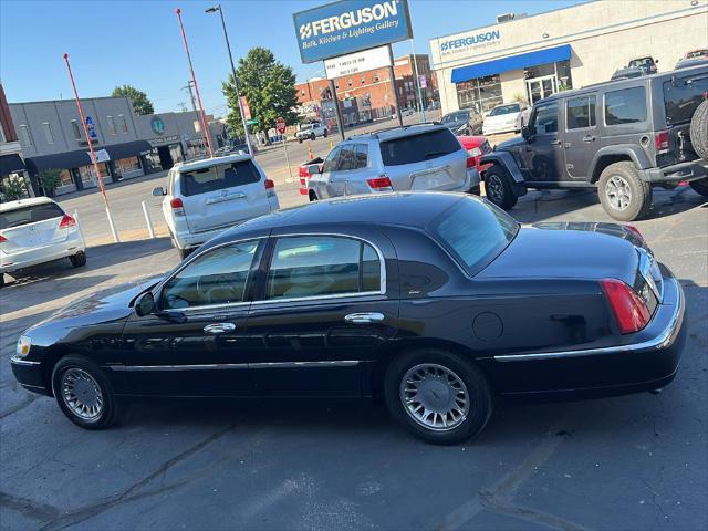 used 2001 Lincoln Town Car car, priced at $12,995