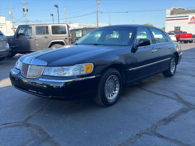 used 2001 Lincoln Town Car car, priced at $12,995