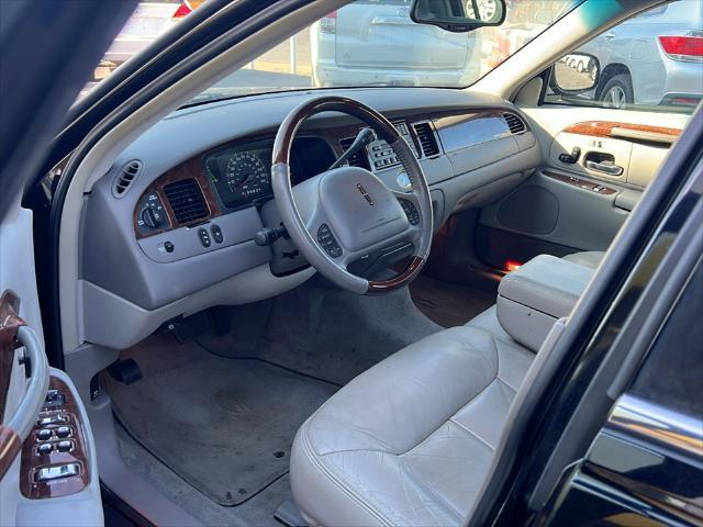 used 2001 Lincoln Town Car car, priced at $12,995