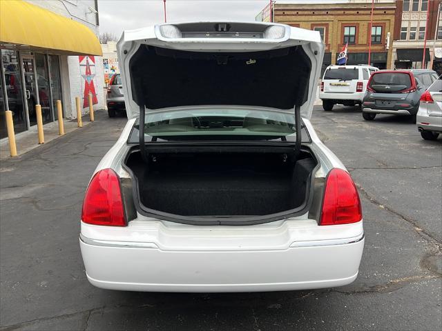 used 2007 Lincoln Town Car car, priced at $12,995