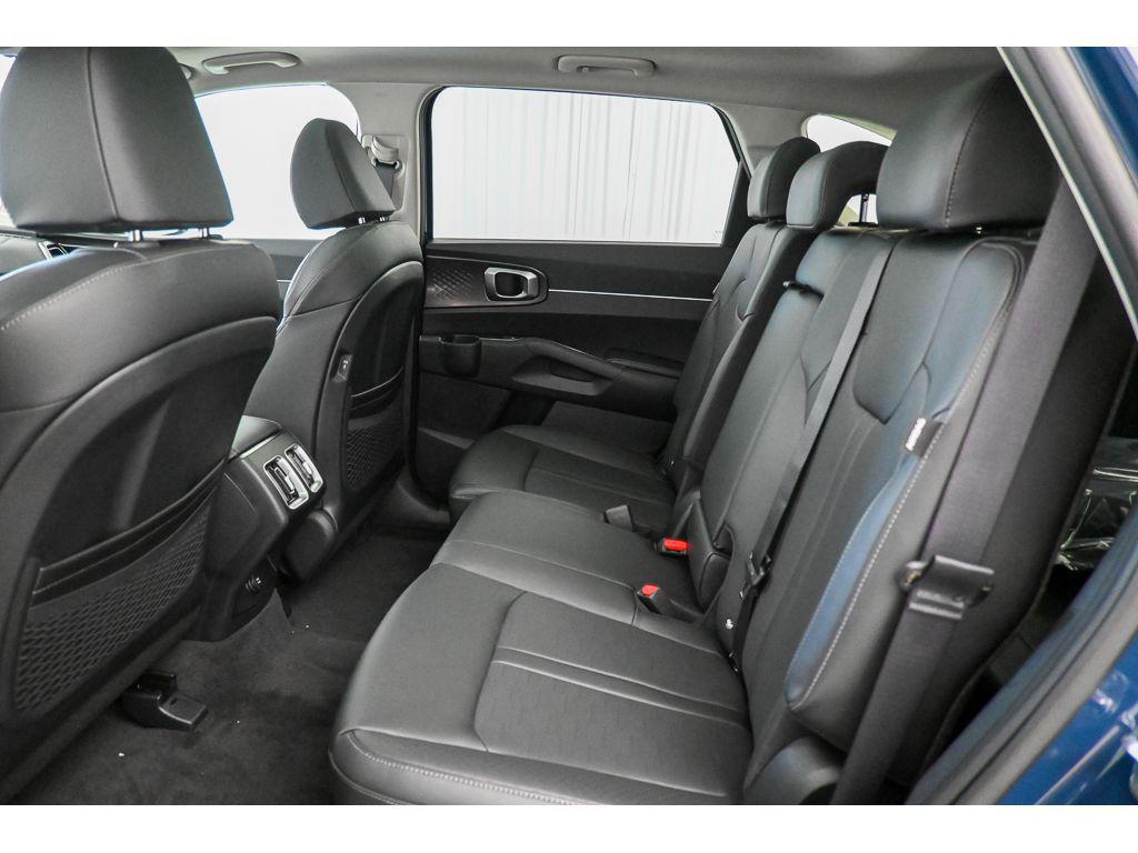 new 2025 Kia Sorento car, priced at $38,060