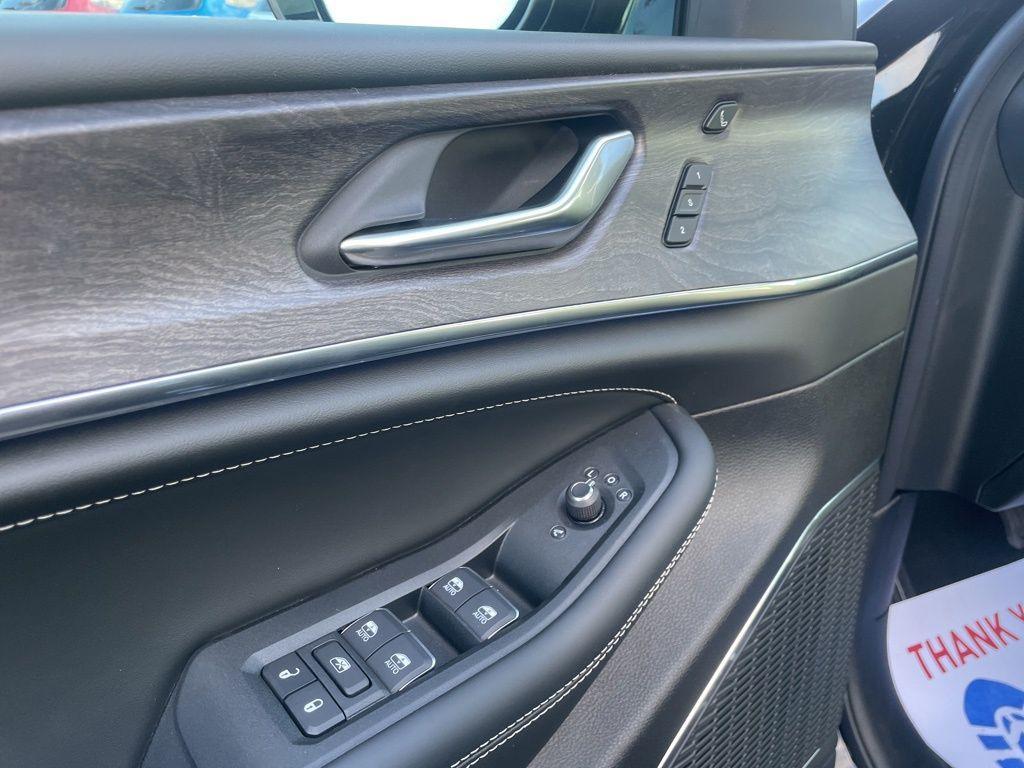 new 2025 Jeep Grand Cherokee car, priced at $60,552