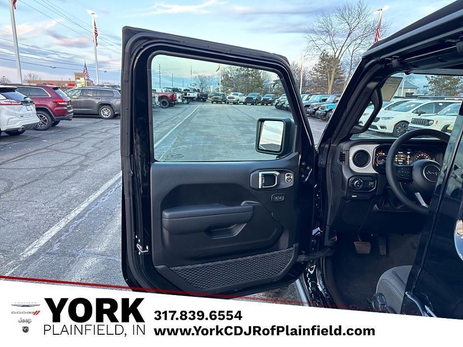 new 2024 Jeep Gladiator car, priced at $47,665