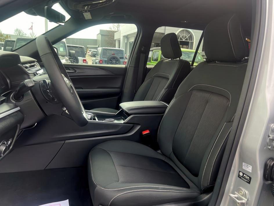 new 2025 Jeep Grand Cherokee car, priced at $39,567
