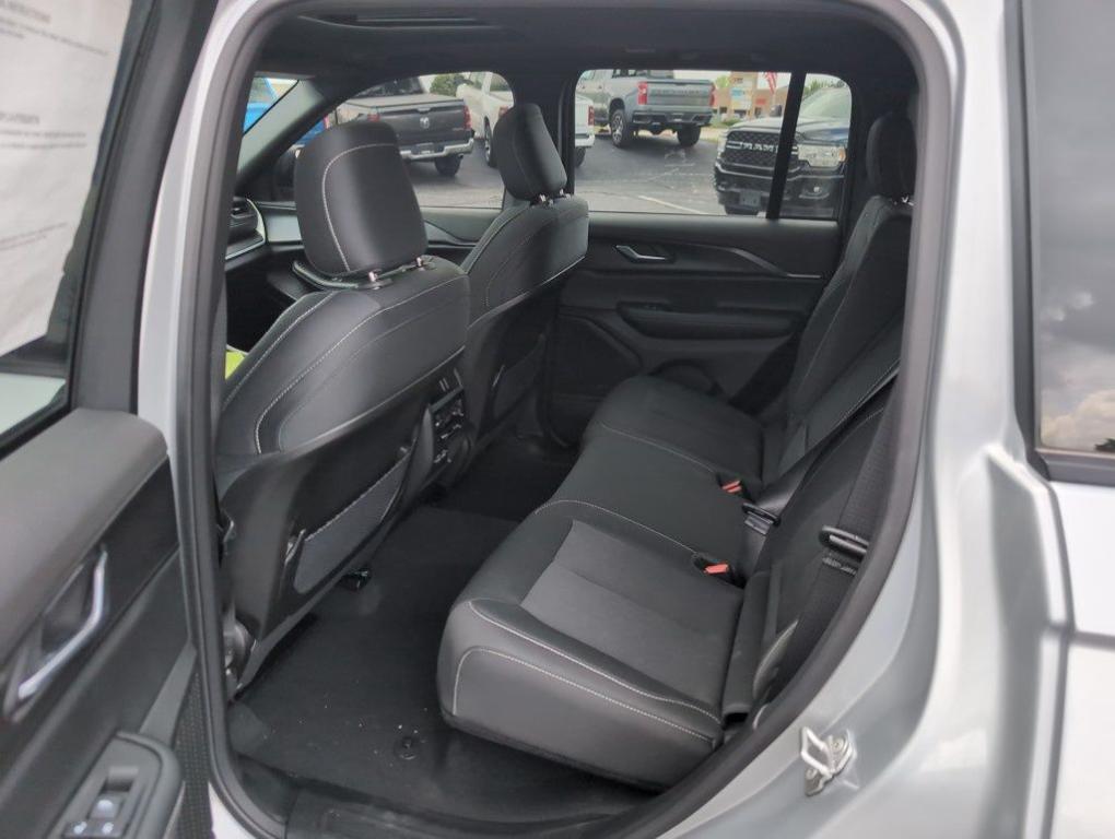 new 2025 Jeep Grand Cherokee car, priced at $41,566