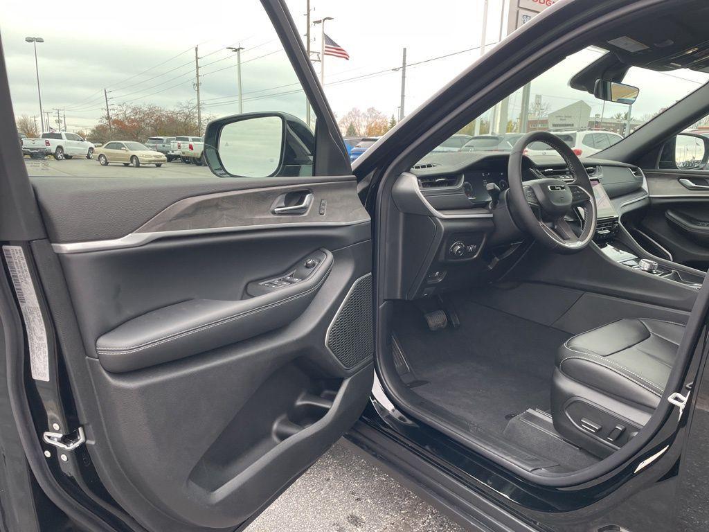 new 2025 Jeep Grand Cherokee car, priced at $50,738