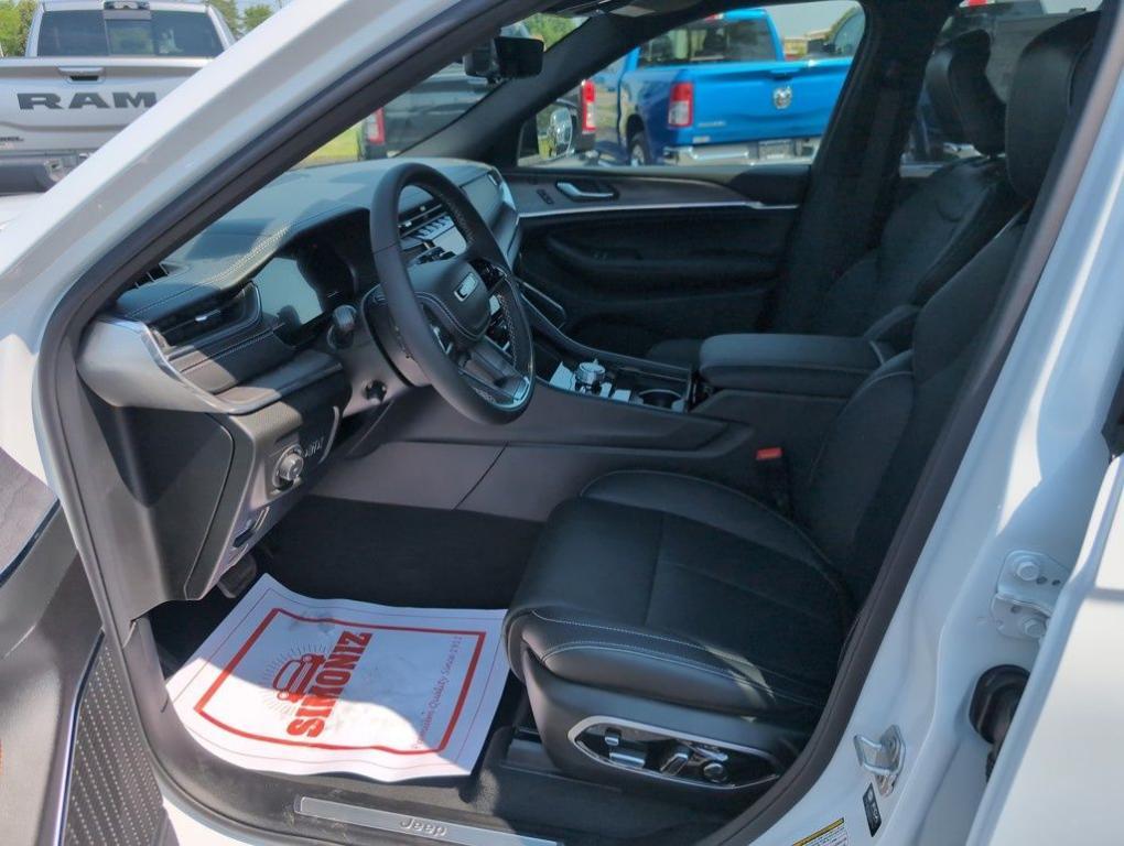new 2025 Jeep Grand Cherokee car, priced at $58,950