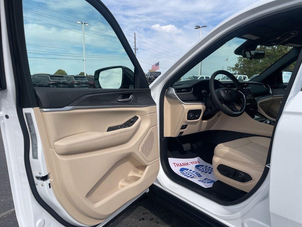 new 2025 Jeep Grand Cherokee car, priced at $48,361