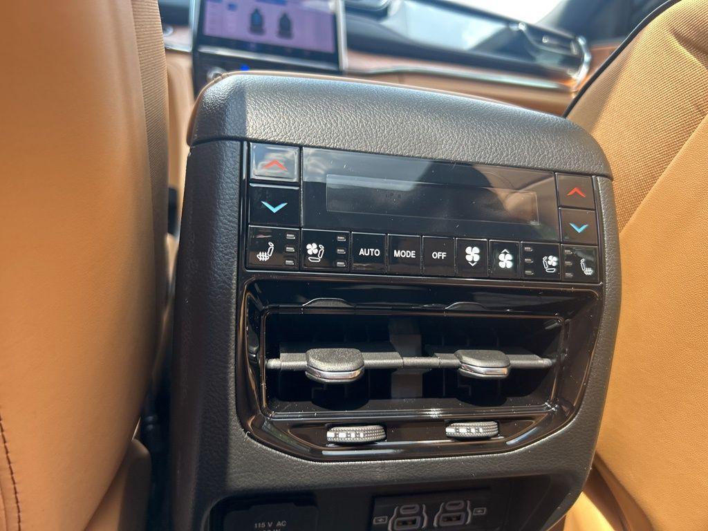 new 2025 Jeep Grand Cherokee car, priced at $69,570