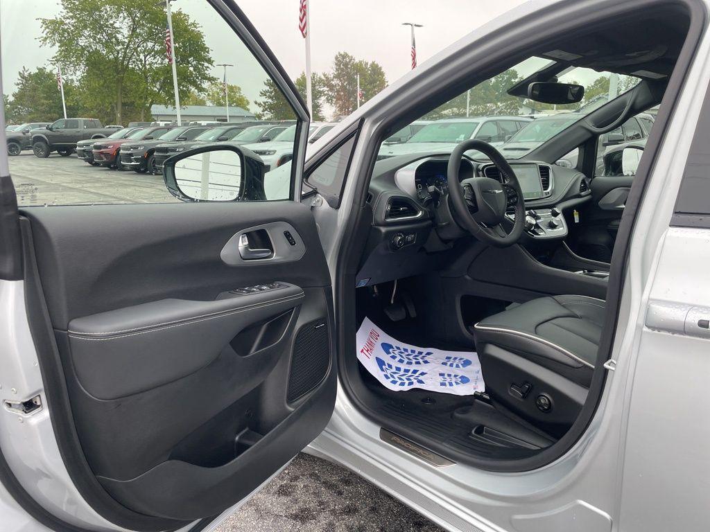 new 2026 Chrysler Pacifica car, priced at $53,073