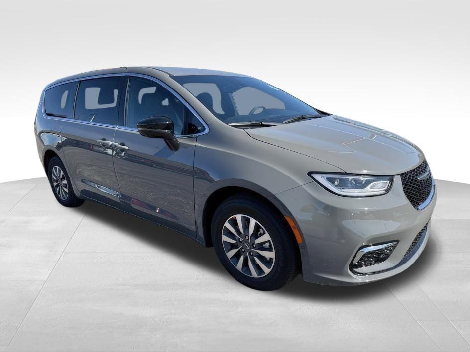 new 2025 Chrysler Pacifica Hybrid car, priced at $51,160