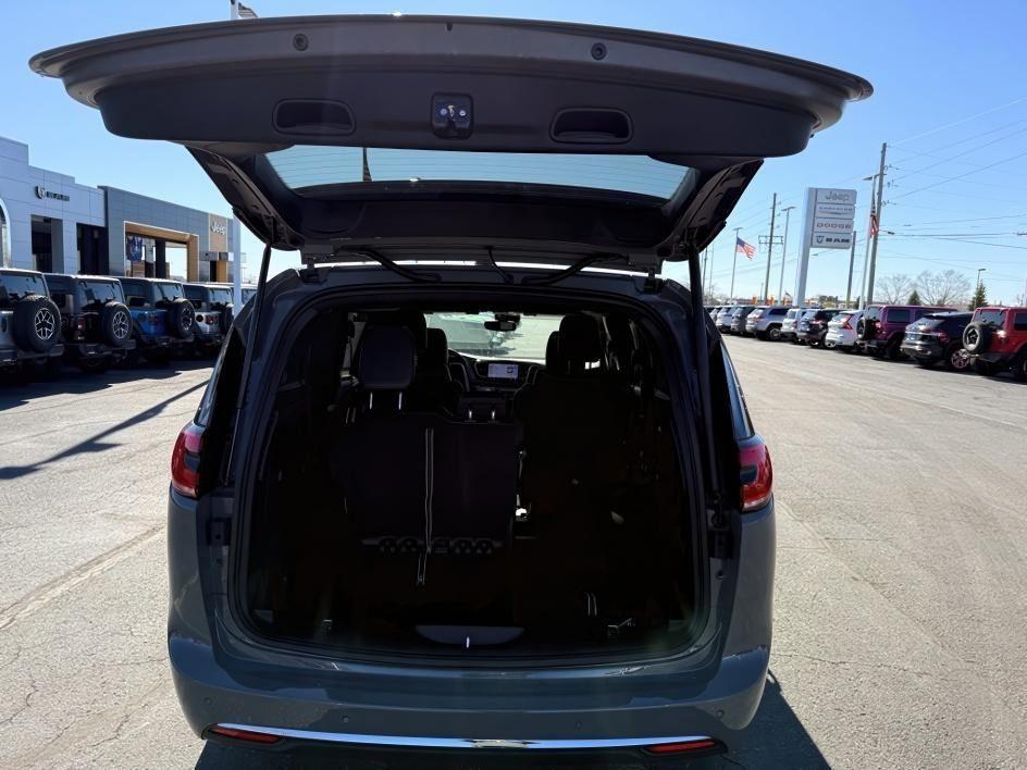 new 2025 Chrysler Pacifica Hybrid car, priced at $51,160