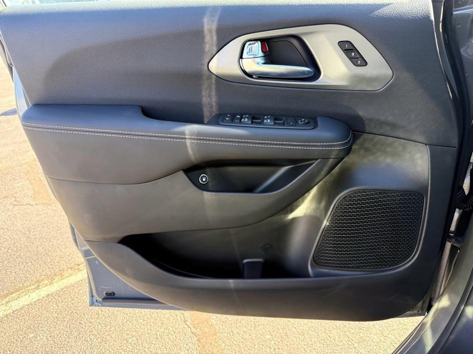 new 2025 Chrysler Pacifica Hybrid car, priced at $51,160