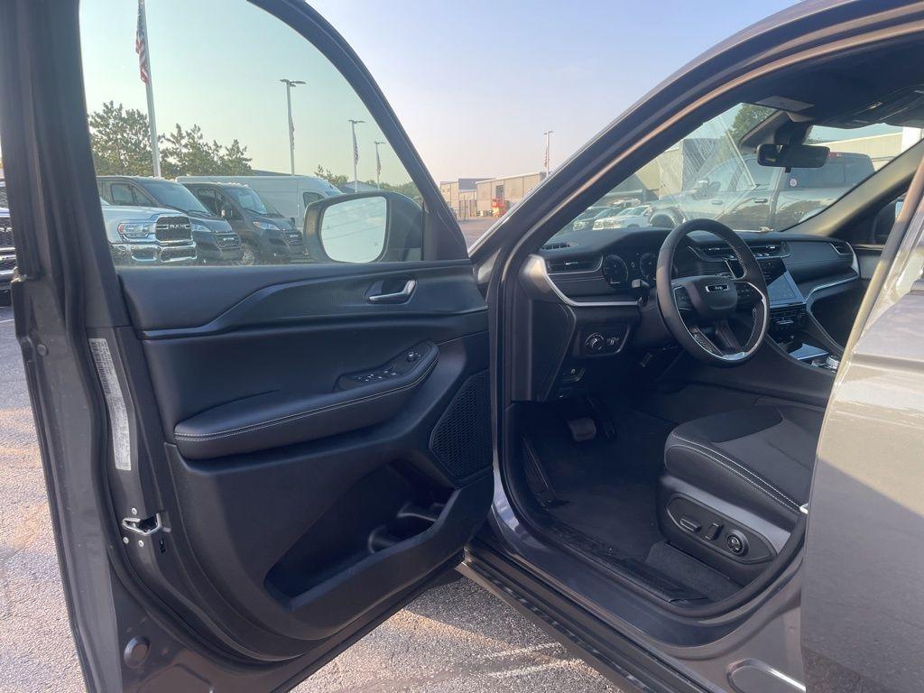 new 2025 Jeep Grand Cherokee car, priced at $41,311
