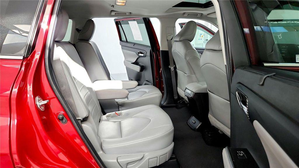 used 2022 Toyota Highlander car, priced at $35,985