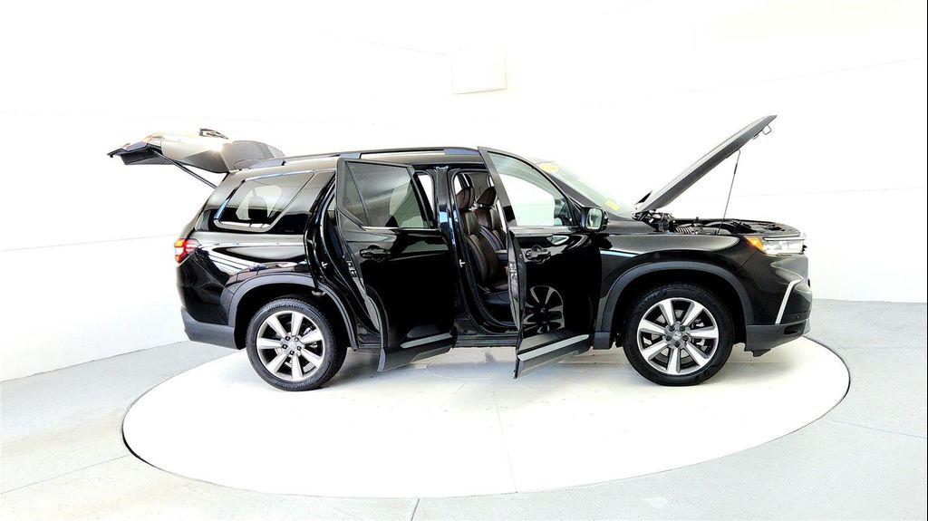 used 2025 Honda Pilot car, priced at $46,985