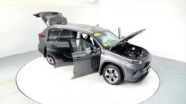 used 2022 Toyota Highlander car, priced at $39,495