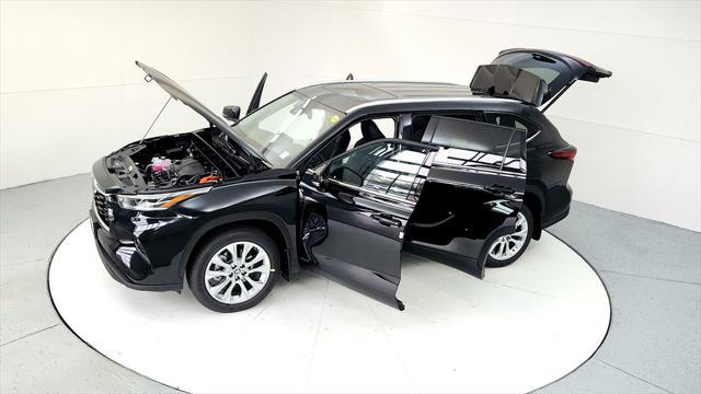 new 2025 Toyota Highlander Hybrid car, priced at $53,613