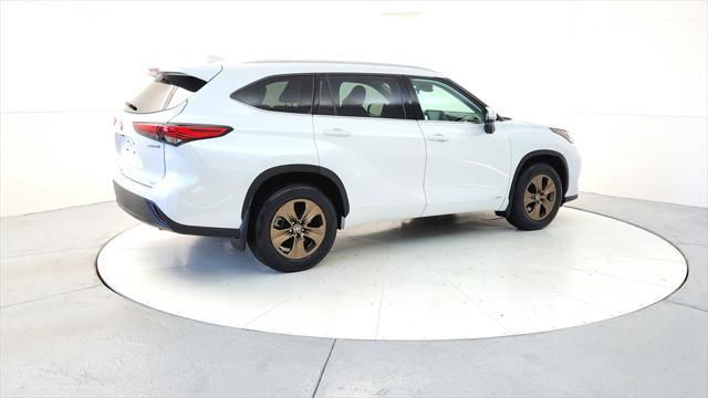 used 2022 Toyota Highlander Hybrid car, priced at $39,985