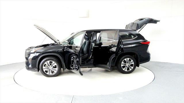 used 2023 Toyota Highlander car, priced at $42,895