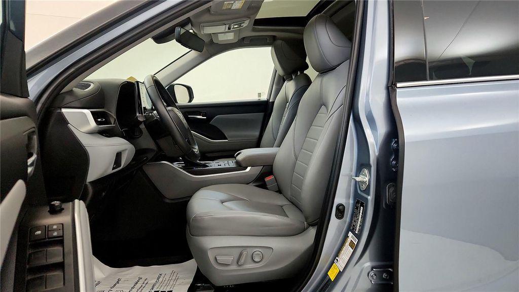used 2022 Toyota Highlander car, priced at $39,495