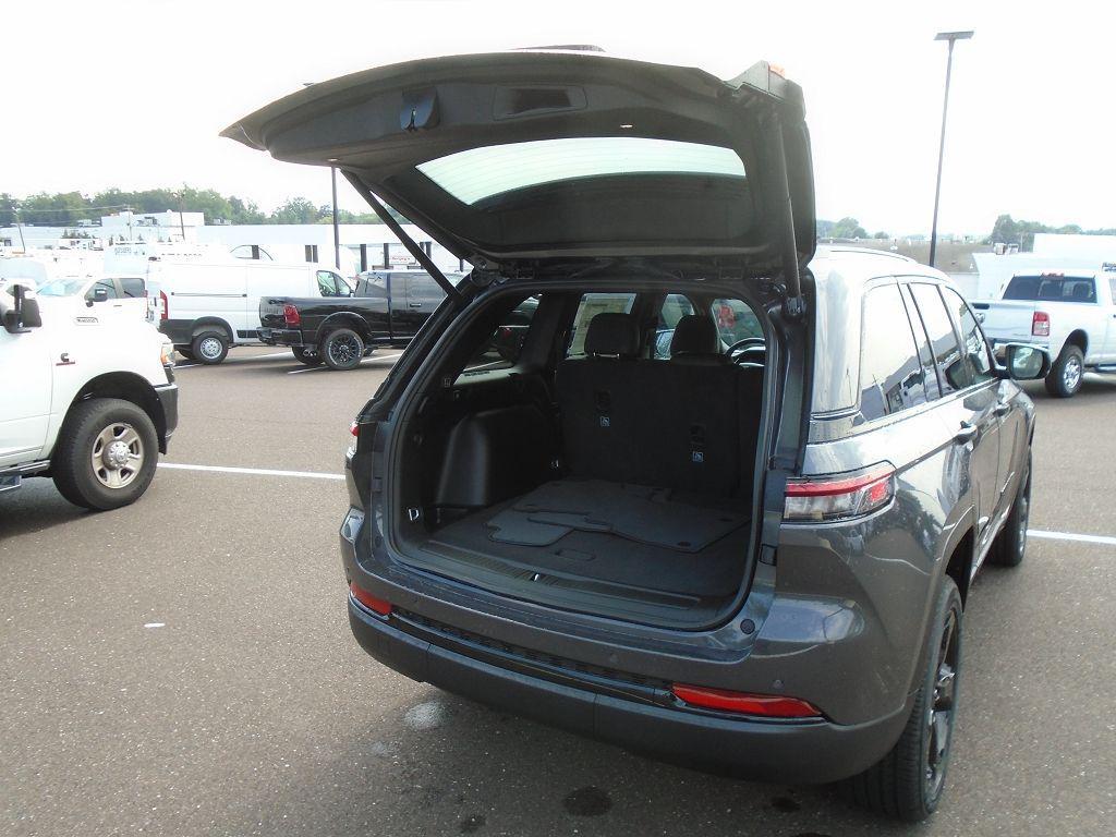 new 2025 Jeep Grand Cherokee car, priced at $44,352
