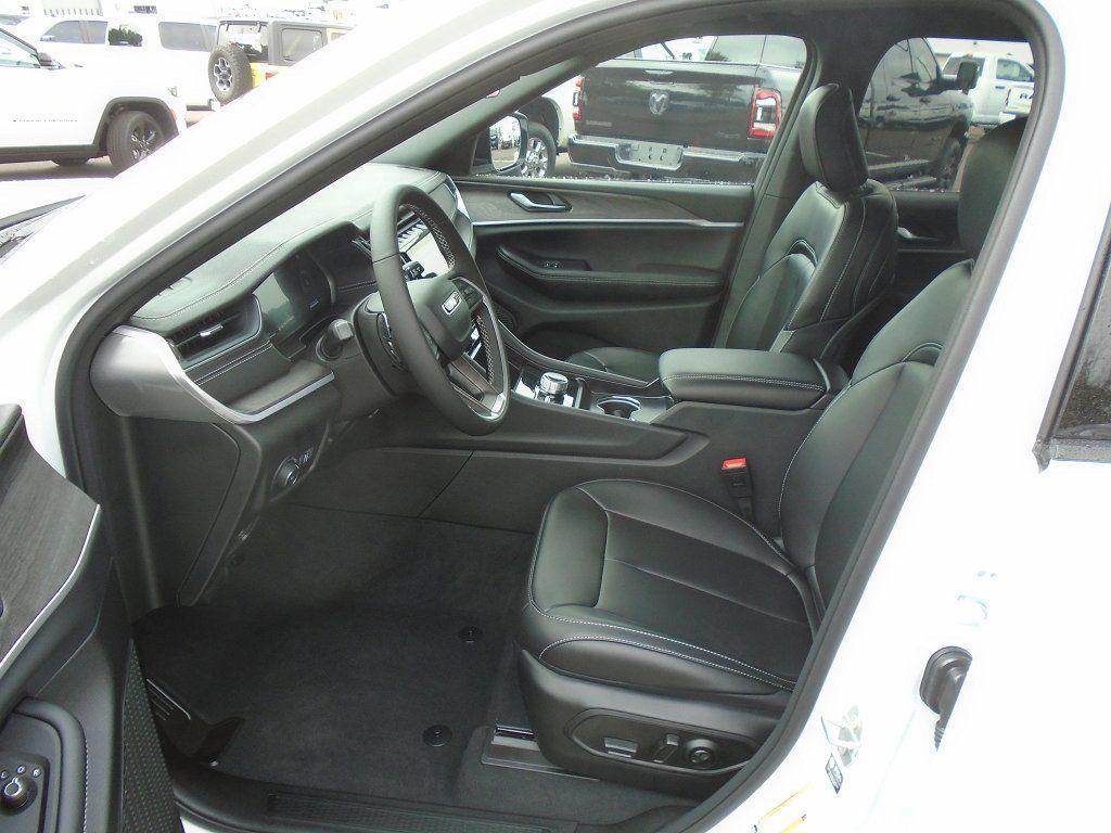 new 2025 Jeep Grand Cherokee car, priced at $48,275